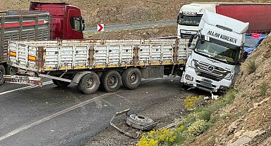 Van'da  iki tır kafa kafaya çarpıştı: 2 yaralı