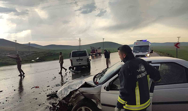 Van'da kaygan yolda zincirleme kaza: 5 yaralı