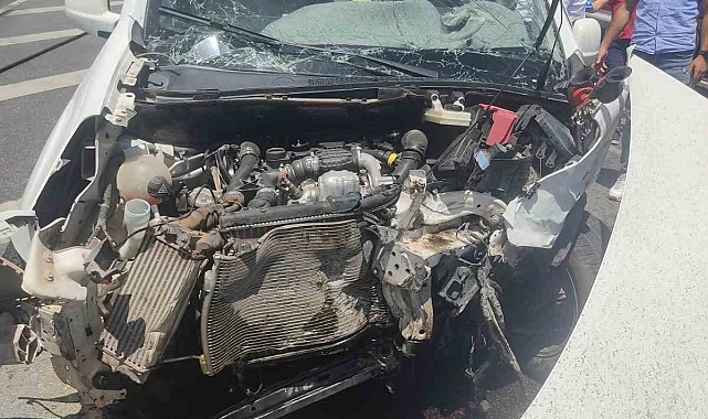 Van'da otomobille hafif ticari araç çarpıştı: 8 yaralı
