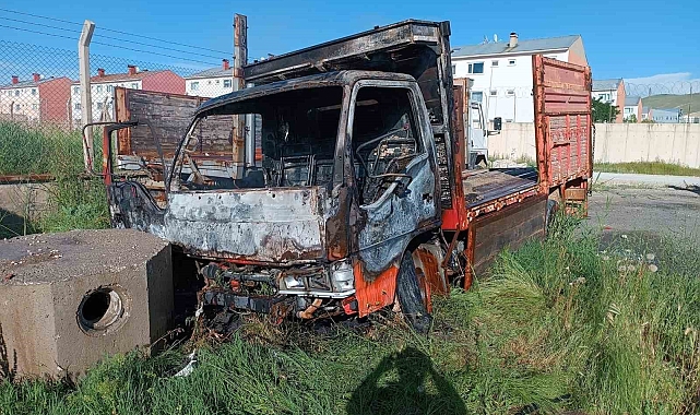 Van'da park halindeki kamyonet yanarak kullanılamaz hale geldi