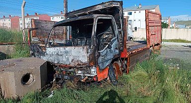 Van'da park halindeki kamyonet yanarak kullanılamaz hale geldi