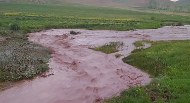 Van'da tarım arazileri sel suları altında kaldı