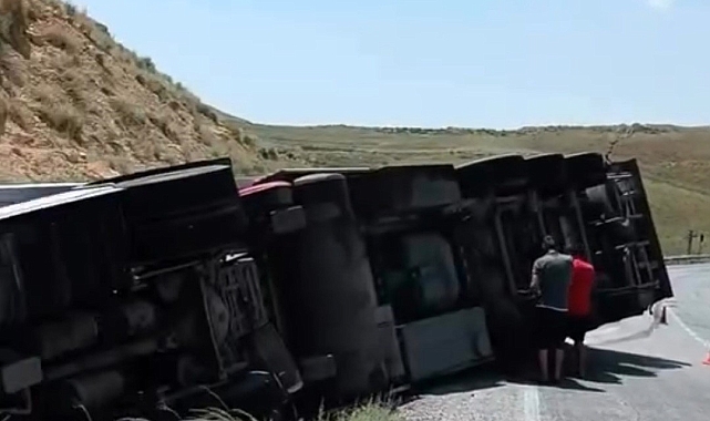 Vanda virajı alamayan tır devrildi