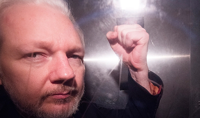 WikiLeaks'in kurucusu Assange, İngiltere'den ayrıldı