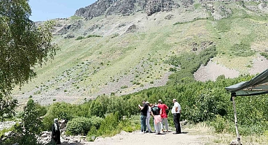 Yerli ve yabancı turistleri ağırlıyor Nemrut Krater Gölü