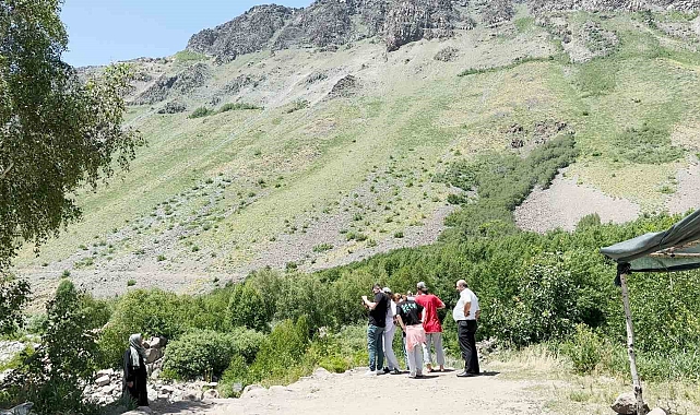 Yerli ve yabancı turistleri ağırlıyor Nemrut Krater Gölü