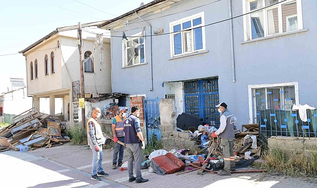 Yeşilyurt'ta bir evde 7 kamyon çöp çıktı