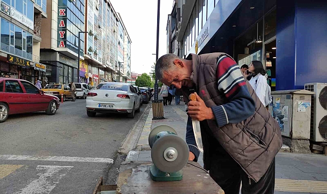 Yoğun mesaisi Kurban Bayramı öncesi bıçak bileyicilerinde