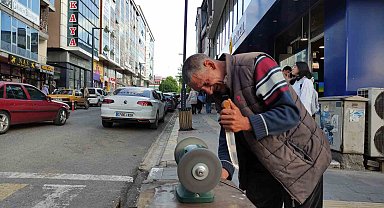 Yoğun mesaisi Kurban Bayramı öncesi bıçak bileyicilerinde