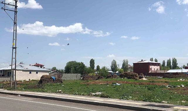 Yol kenarına dökülen gübreler tehlike saçıyor