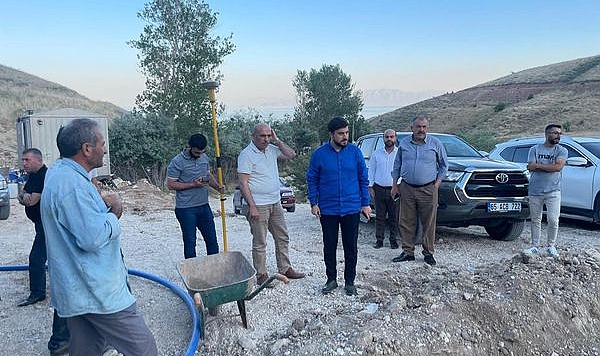 Adilcevaz Belediyesi Selçuklu Mahallesi'ne Su Sorununa Çözüm Getirmek İçin Sondaj Çalışması Başlattı!