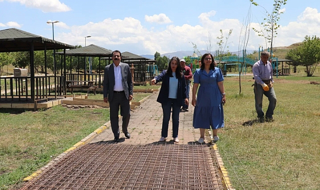 Ağrı Belediyesi Parklara El Attı