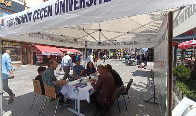 Ağrı Cumhuriyet Caddesi'nde AİÇÜ Tercih ve Tanıtım Standı açıldı