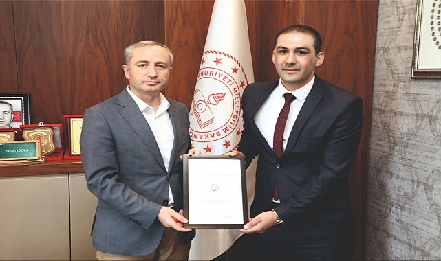 Ağrı'da STEM Elçisi Nesim Zariç'e sertifika takdim edildi