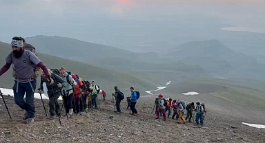 ( Videolu Haber) Ağrı'da Süphan Dağı zirve tırmanışı ile 15 Temmuz kutlandı