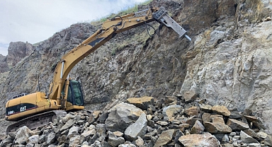 Ağrı'da yol genişletme ve iyileştirme çalışmaları devam ediyor