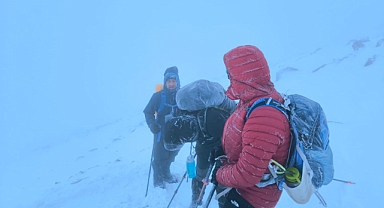 Ağrı Dağı'nda zorlu zirve tırmanışı tamamlandı(Videolu Haber)