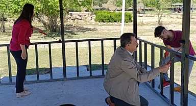 Ağrı’daki park ve bahçelerin kamelyaları boyanıyor