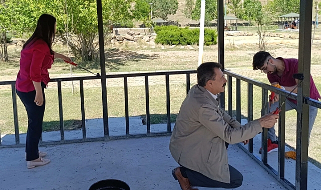 Ağrı’daki park ve bahçelerin kamelyaları boyanıyor