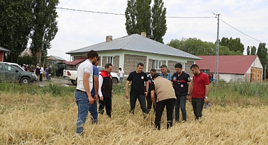 Ağrı İl Müdürü Hüseyinoğlu, selin vurduğu Eleşkirt’te incelemelerde bulundu