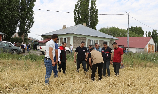 Ağrı İl Müdürü Hüseyinoğlu, selin vurduğu Eleşkirt’te incelemelerde bulundu