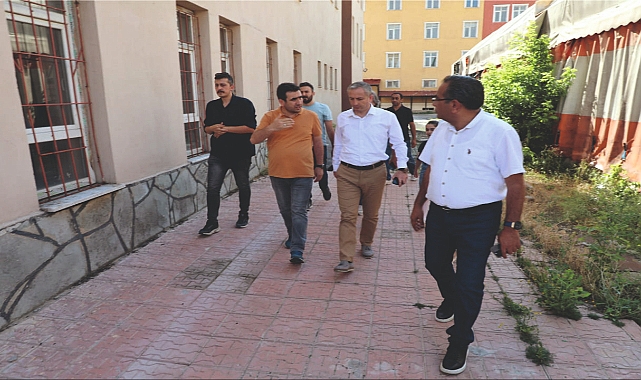 Ağrı Milli Eğitim Müdürü Kökrek Kaymakam Özgür Azer Kurak Ortaokulunu ziyaret etti