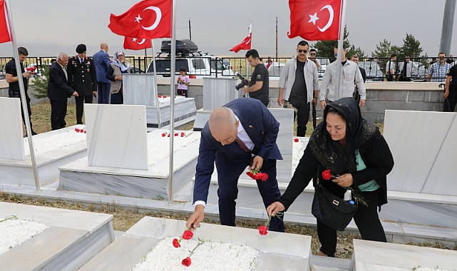 Ağrı Valisi Koç, 15 Temmuz'u mevlid, şehitlik ziyareti ve aile buluşmalarıyla anıyor