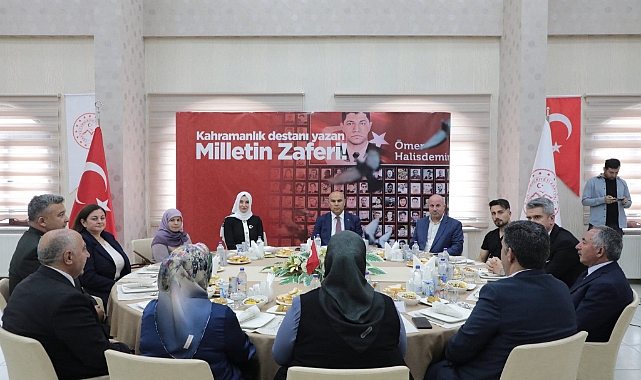 Ağrı Valisi Koç ve eşi, 15 Temmuz'da şehit aileleri ve gazilerle yemekte bir araya geldi