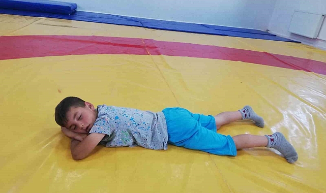 Ağrı'da küçük güreşçinin uyku molası yürekleri ısıttı