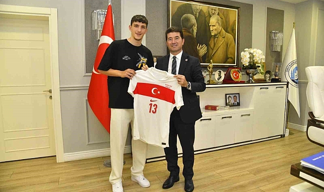 Ahmetcan Kaplan, Milli Takım formasını Başkan Kaya’ya hediye etti