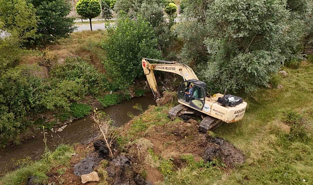 Akdağmadeni’nde dere yatakları temizleniyor