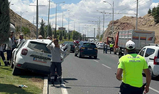 AKSA Fırat Elektrik Dağıtım Şirketine ait hafif ticari araç kontrolden çıkarak tırın altına girdi: 2 yaralı