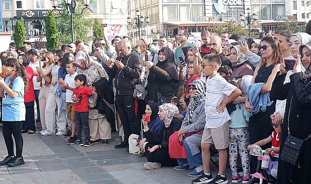 Askeri bando Erzurumluları coşturdu