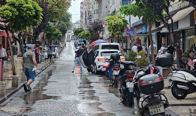 Bandırma’da sağanak yağış serinlik getirdi