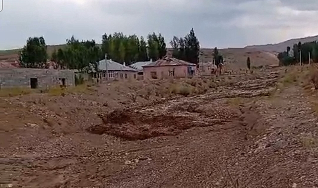 Başkale'de kuvvetli sağanak ve dolu sonrası sel meydana geldi
