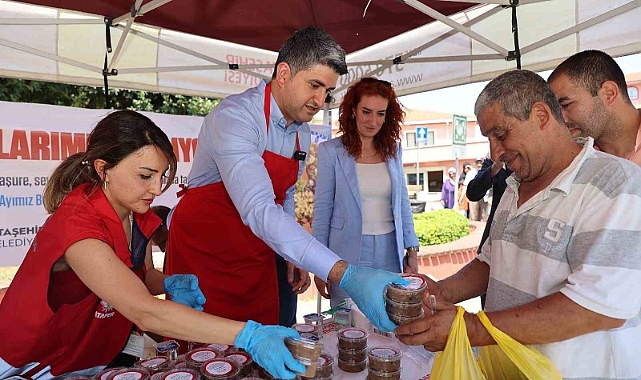 Başkan Adıgüzel aşure dağıttı