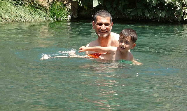 Bingöl'de sıcaktan bunalanlar doğal kaynak suyunda hem serinliyor hem de yüzmeyi öğreniyor