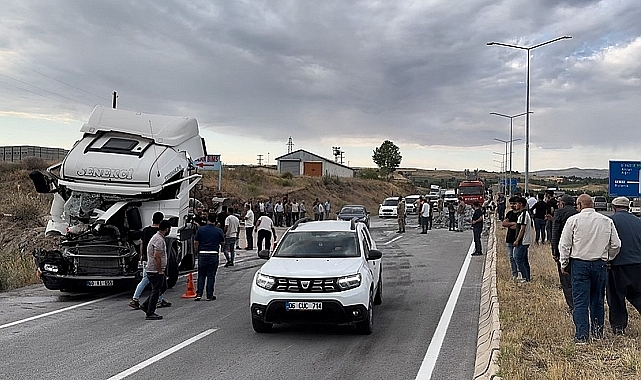 Bitlis'te tırlar çarpıştı: 2 yaralı