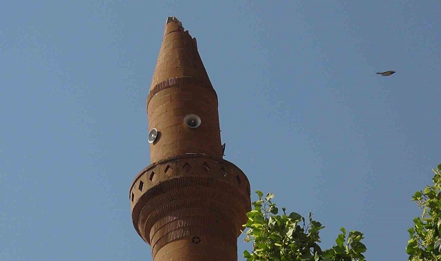 Bitlis'te cami minaresine yıldırım düştü, müezzin yaralandı