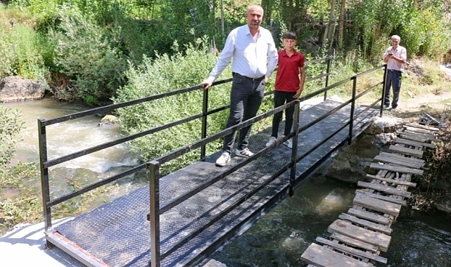 Bitlis'te tehlike arz eden tahta köprü yerine demir köprü yapıldı