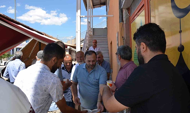 Camii cemaatine aşure dağıtıldı