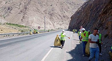 Çevre temizliği Hakkari-Van kara yolunda