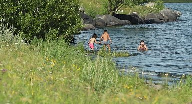 Çıldır Gölü'nde serinliyor Çocuklar