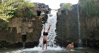 Çocuklar çayda yüzerek serinliyor