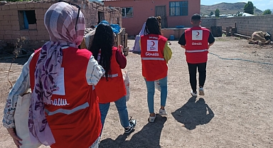 Doğubayazıt Kızılay Gönüllüleri, “Asırlık Çınarları” unutmuyor