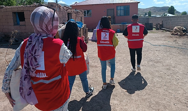 Doğubayazıt Kızılay Gönüllüleri, “Asırlık Çınarları” unutmuyor