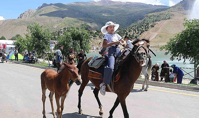 Ergan Dağı Kayak Merkezinde renkli festival