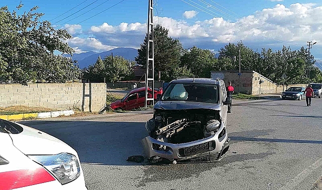 Erzincan'da iki araç çarpıştı: 2 yaralı
