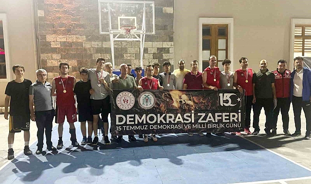 Erzincan'da 3x3 Sokakta Basketbol Turnuvasının şampiyonu emniyet