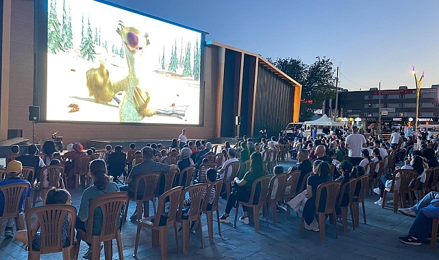 Erzincan'da dev ekranda çocuklara sinema keyfi